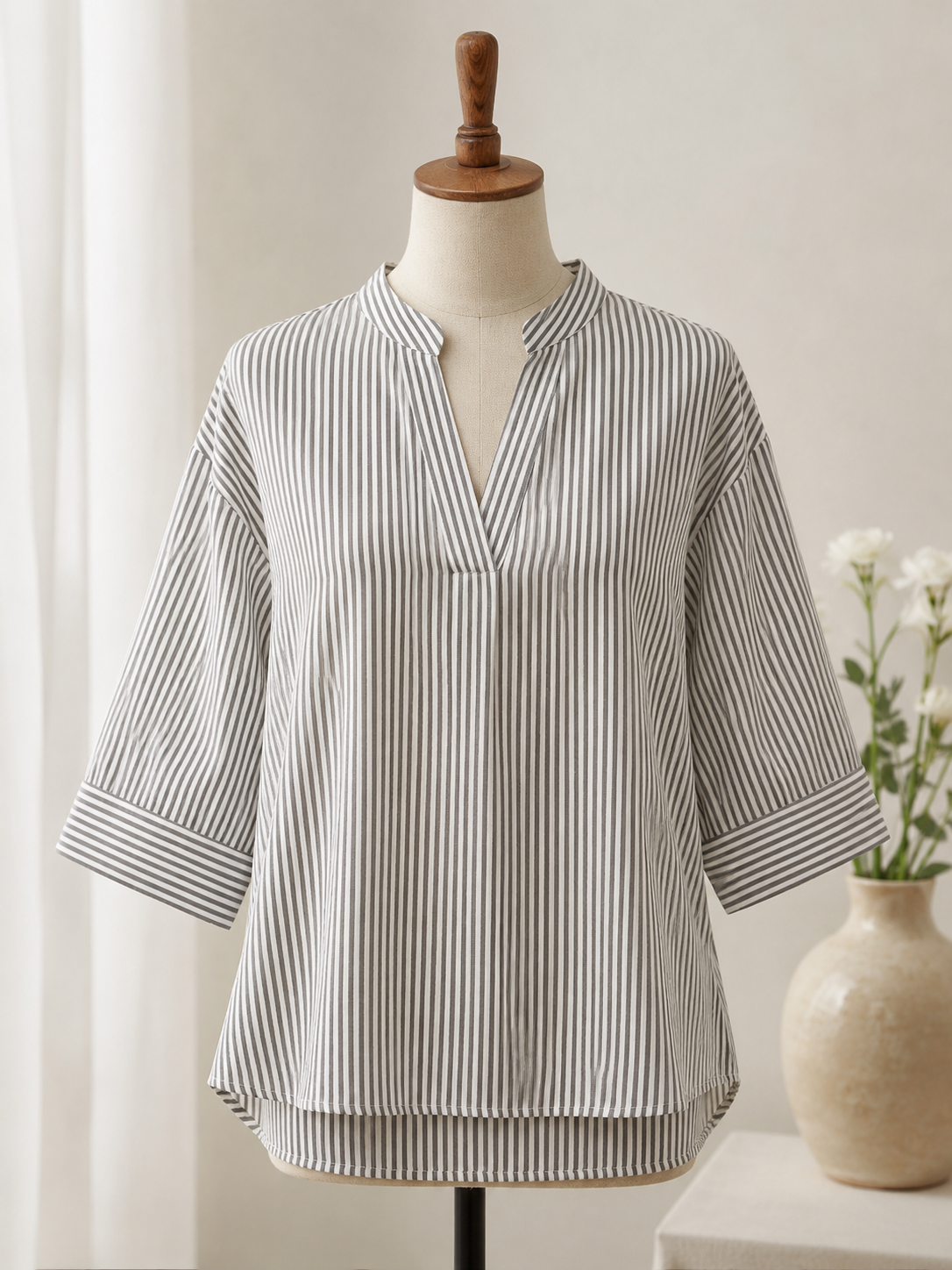 KATARINA STRIPED V-NECK SHORT-SLEEVED POLO